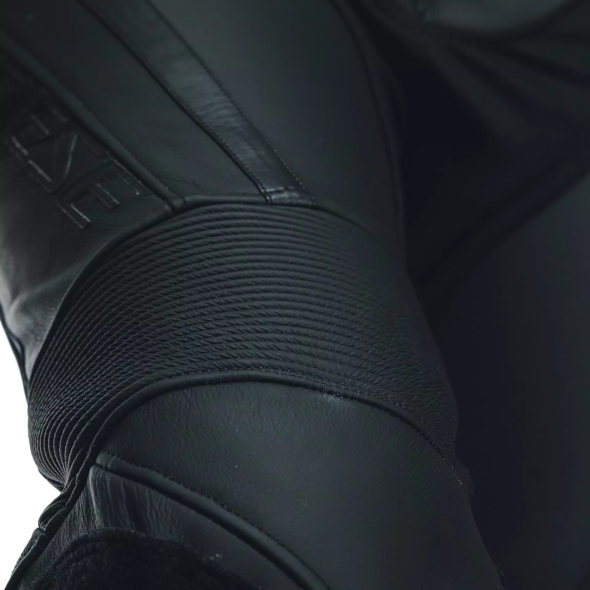 Кожаные брюки DAINESE DELTA 4 LEATHER PANTS WMN